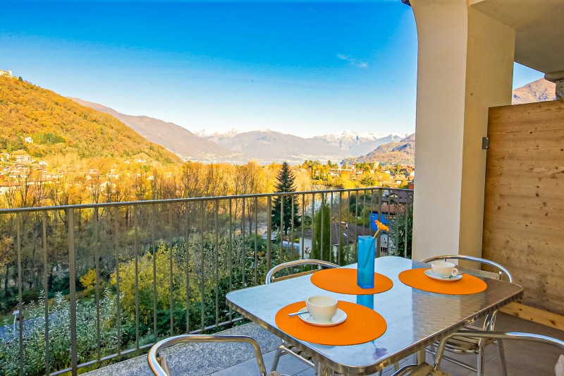 Ca. 12 m² großer Balkon mit wunderschöner Sicht auf den See
