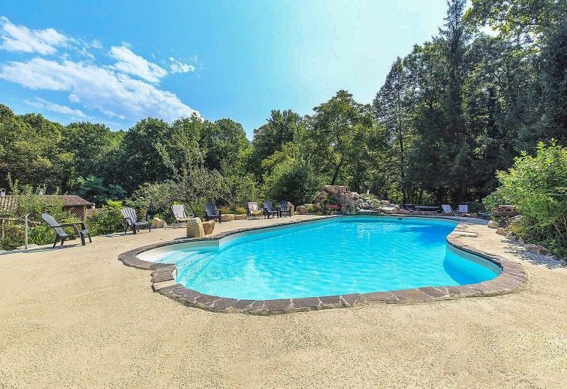 Ca. 15 m x 6 m großer Pool