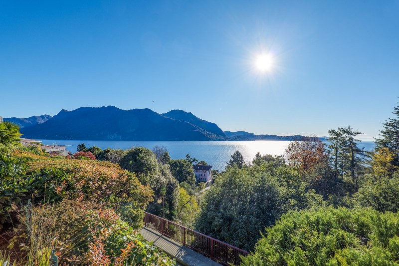 Atemberaubende Sicht auf den See und die gegenüber liegenden Berge