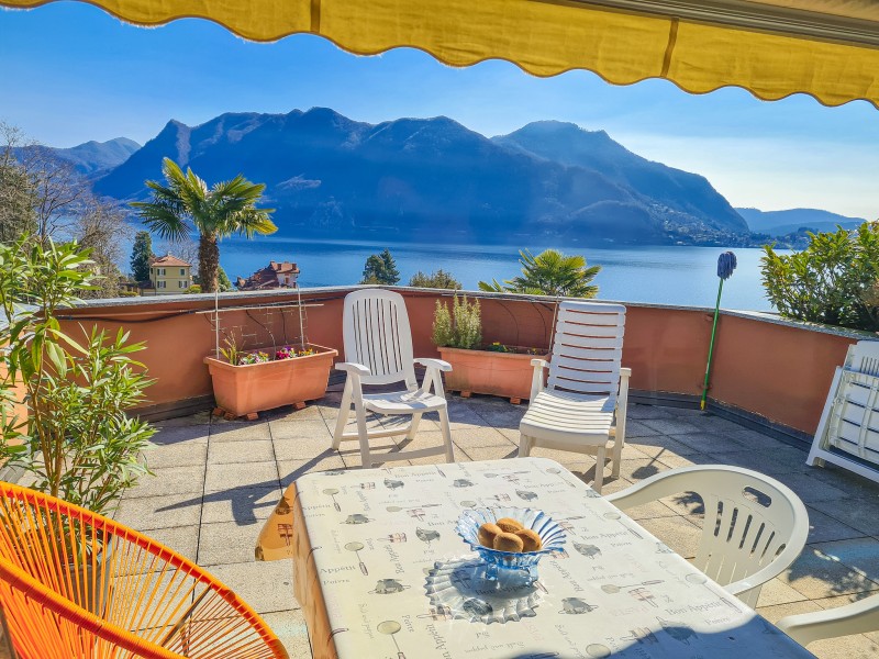 Ca. 25 m² großer, überdachter Balkon mit herrlicher Sicht auf den See