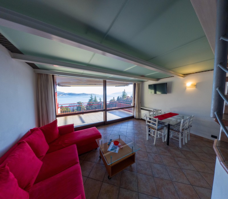 Ausschnitt vom Wohn-/ Esszimmer mit großen, bodentiefen Panoramaschiebetüren