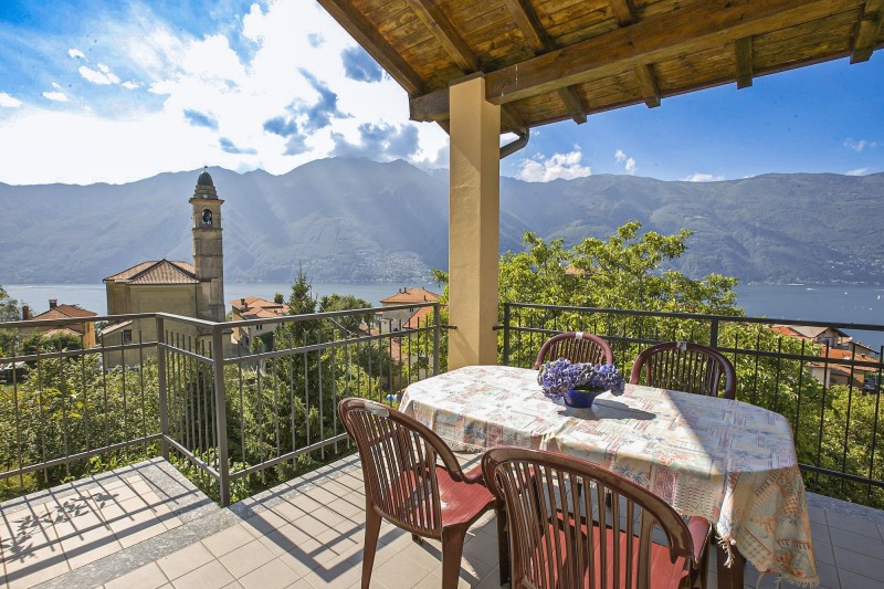 Ca. 16 m² großer, überdachter Balkon mit herrlicher See- und Bergsicht