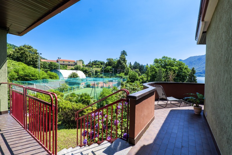 Ca. 40 m² große miteinander verbundene, überdachte Balkone