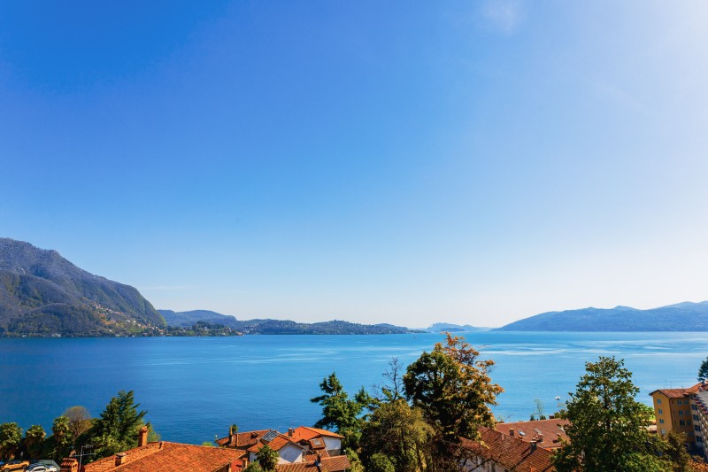 Ca. 12 m² großer überdachter Balkon mit gigantischer Sicht auf den See