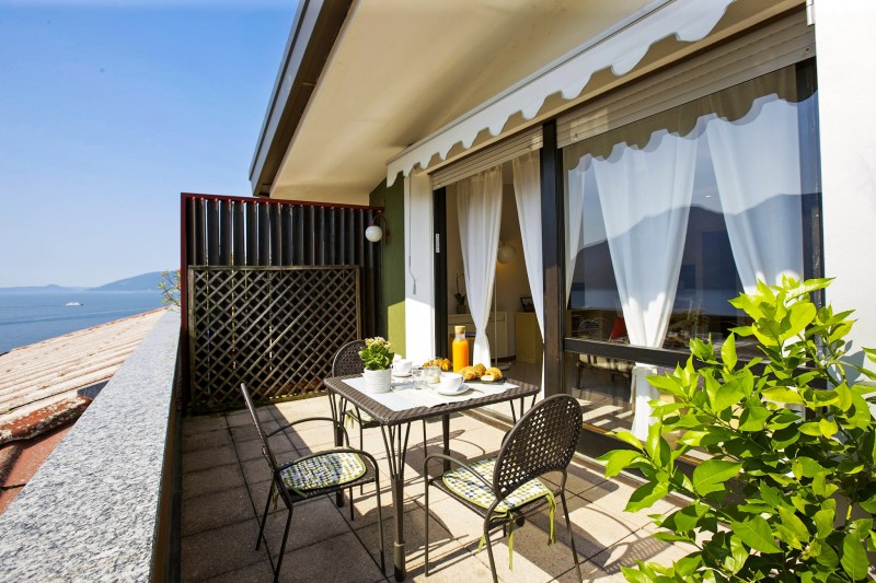 Ca. 12 m² großer Balkon mit herrlicher See- und Bergsicht