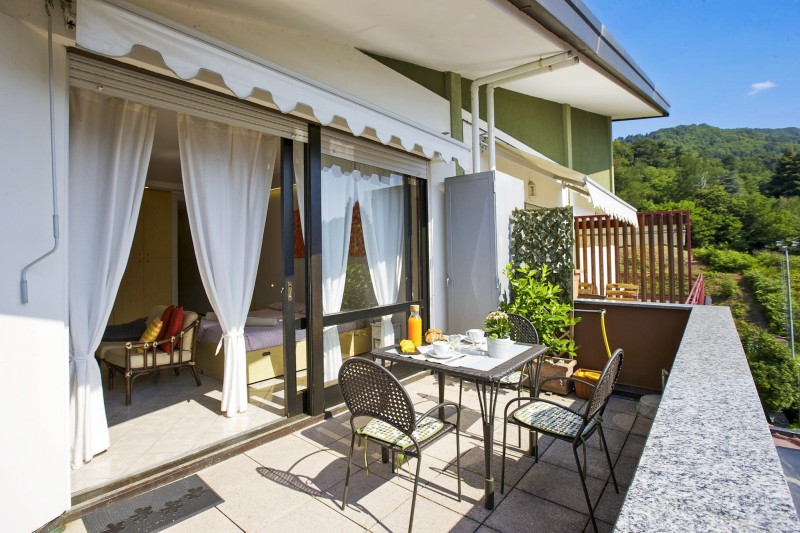 Ca. 12 m² großer Balkon mit herrlicher See- und Bergsicht