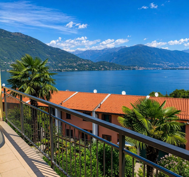 Ca. 15 m² großer teilüberdachter Balkon mit atemberaubender Sicht auf den See-, die Inseln von Brissago und die Alpen