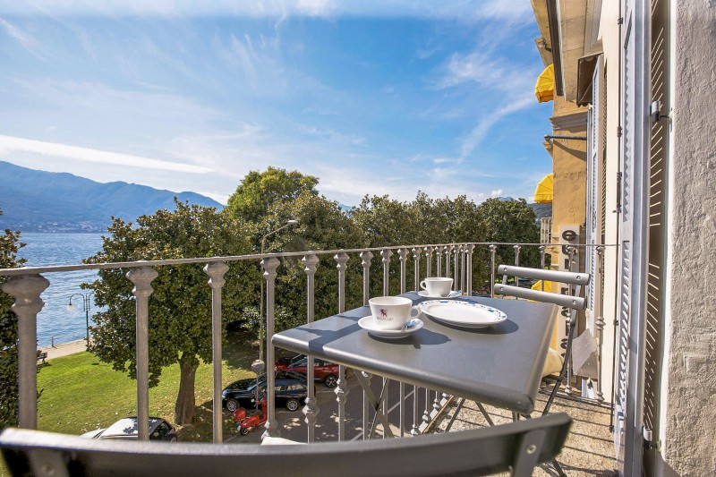 Kleiner Balkon mit traumhafter See-, Insel- und Alpensicht