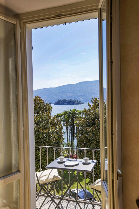 Kleiner Balkon mit traumhafter See-, Insel- und Alpensicht