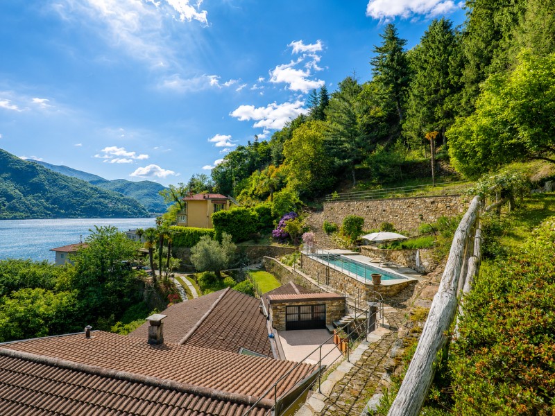 Ca. 4 m x 10 m großer Pool mit fantastischer Seesicht