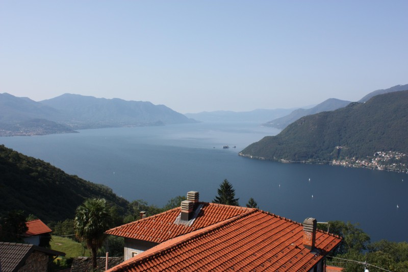 Atemberaubende Sicht auf Maccagno, die Berge und den See bis hin zu den Schlössern von Cannero