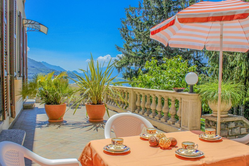 Ca. 25 m² großer Balkon mit schöner Sicht auf den See und die Berge