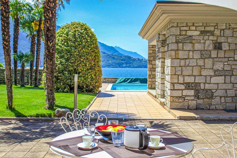 Ca. 25 m² große Terrasse mit schöner Sicht auf den See und die Berge
