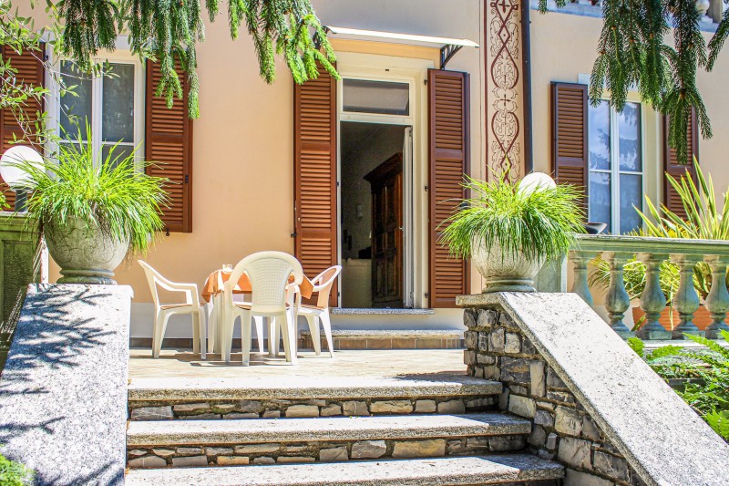 Ca. 25 m² große Terrasse mit schöner Sicht auf den See und die Berge