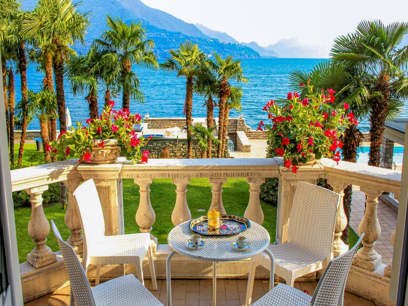 Ca. 25 m² große Terrasse mit schöner Sicht auf den See und die Berge