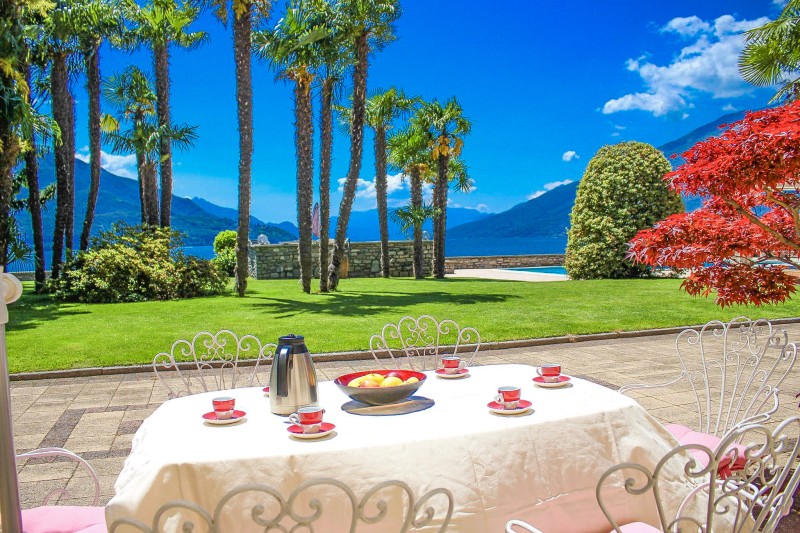 Ca. 30 m² große Terrasse mit schöner Sicht auf den See und die Berge