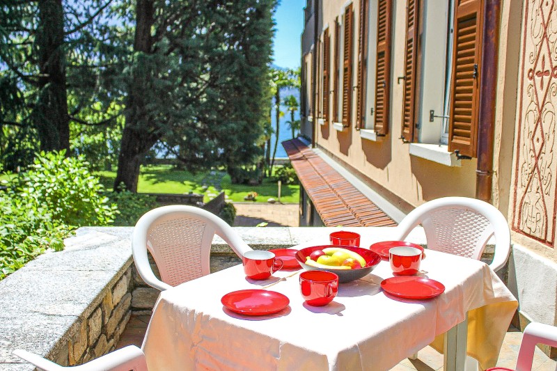 Ca. 20 m² großer Balkon mit schöner Sicht auf den See und die Berge