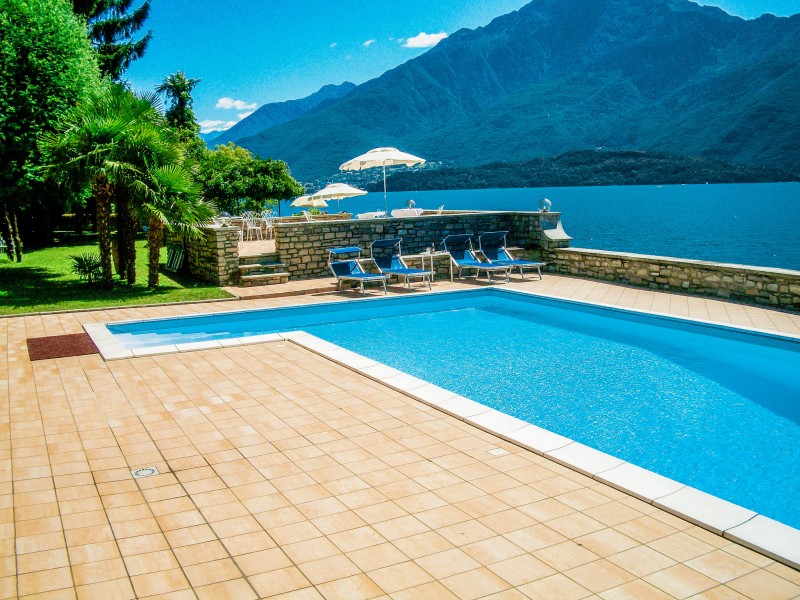 Ca. 2.000 m² großes Parkgrundstück mit Pool, Terrasse und Liegebereich