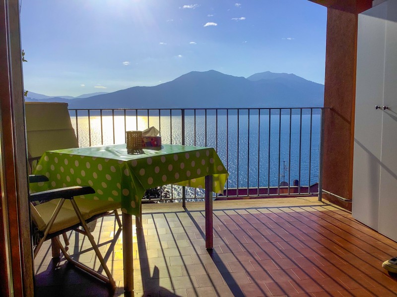 Ca. 9 m² großer überdachter Balkon mit traumhafter Sicht auf den See und die gegenüber liegenden Berge