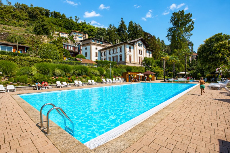 Herrlicher Pool mit Kinderbecken am See
