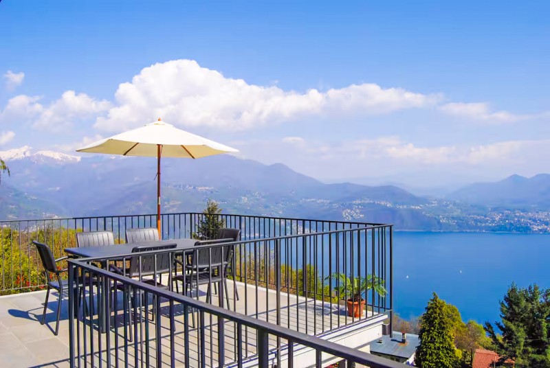 Ca. 40 m² großer teilüberdachter Balkon mit grandioser Sicht auf die Schlösser von Cannero, den See und die Berge