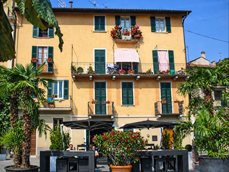 Die Wohnung liegt in der mittleren Etage
