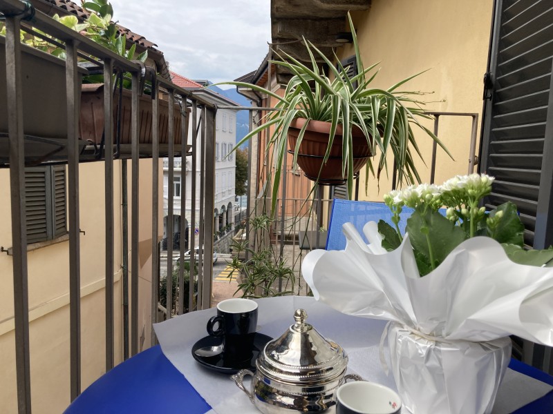 Balkon mit Sitzgelegenheit für 2 Personen und Blick auf die romantische Gasse
