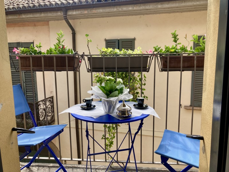 Balkon mit Sitzgelegenheit für 2 Personen und Blick auf die romantische Gasse
