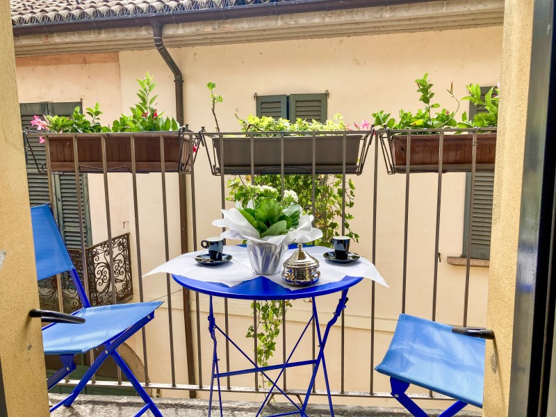 Balkon mit Sitzgelegenheit für 2 Personen und Blick auf die romantische Gasse