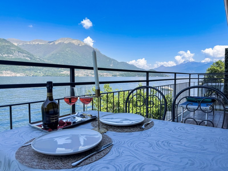 Ca. 12 m² großer Sonnenbalkon mit Markise und fantastischer Sicht auf den See und das gegenüberliegende Ufer