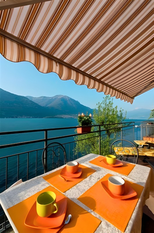 Ca. 12 m² großer Sonnenbalkon mit Markise und fantastischer Sicht auf den See und das gegenüberliegende Ufer