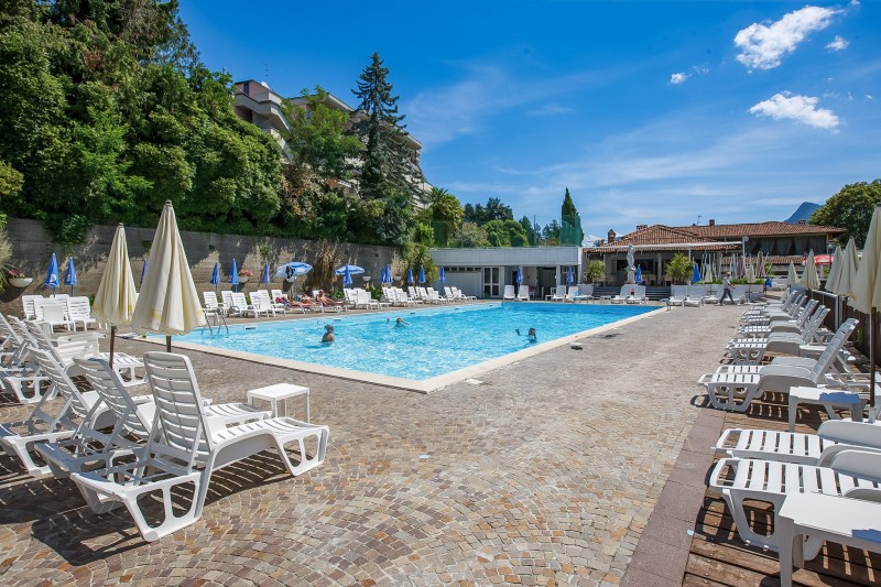 Gepflegter, ca. 25 m x ca. 12 m großer Pool