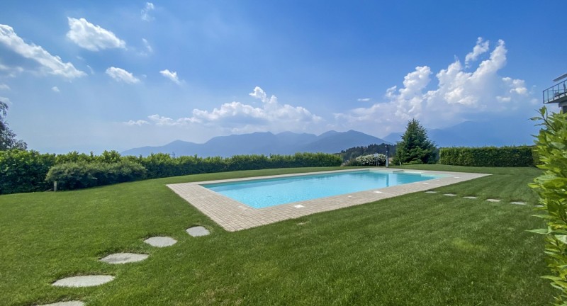 Schöner Pool mit Liegewiese und Panoramasicht