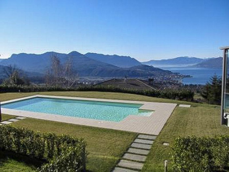 Schöner Pool mit Liegewiese und Panoramasicht