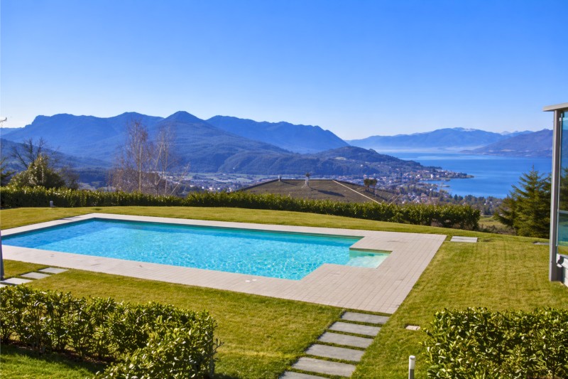 Schöner Pool mit Liegewiese und Panoramasicht
