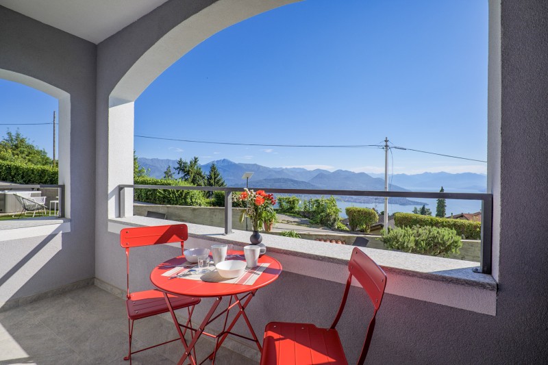 Überdachter Balkon mit schöner Sicht auf die Borromäischen Inseln, den See und die Berge