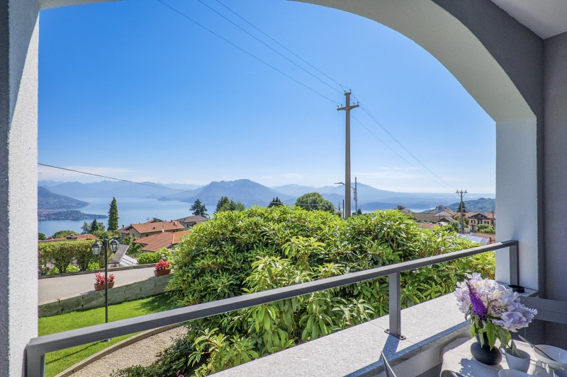 Überdachter Balkon mit schöner Sicht auf die Borromäischen Inseln, den See und die Berge