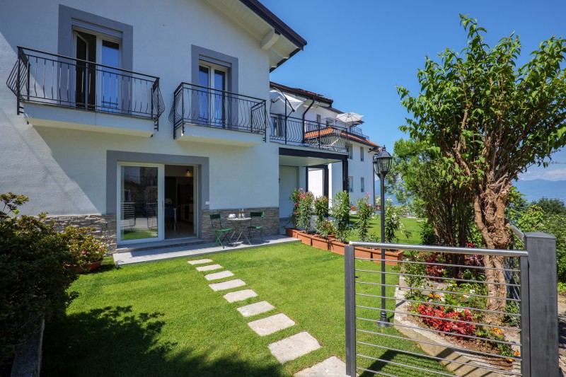 Ca. 5 m² große überdachte Terrasse und ca. 30 m² großer privater Garten