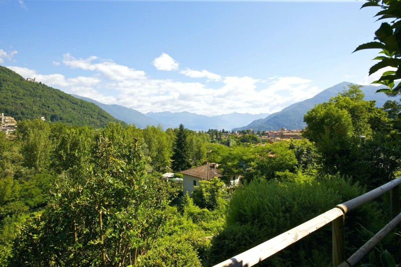Schöne Sicht auf die gegenüberliegenden Berge, Cannobio und den See