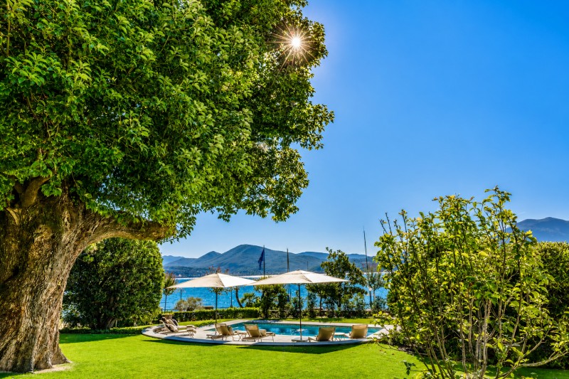 Privates Paradies: Weitläufiges Grundstück mit stilvoller Poollandschaft und atemberaubender Aussicht
