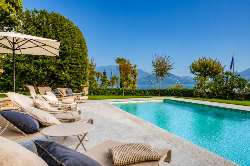 Mediterraner Luxus pur: Großzügige Villa mit Naturstein-Poolterrasse und einzigartigem Seeblick