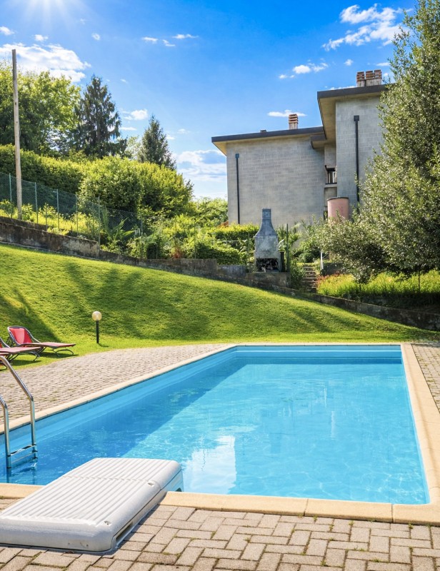 Schönes Gartenschwimmbad (ca. 10,5 x 3,5 m x 2 m) mit Liegewiese