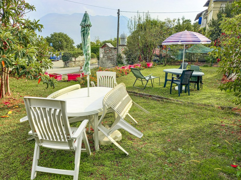 Ca. 75 m² großer gemeinschaftlicher Sonnengarten mit Tisch und Stühlen sowie etwas Seesicht...