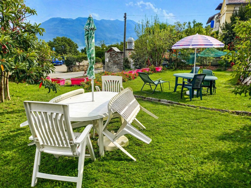 Ca. 75 m² großer gemeinschaftlicher Sonnengarten mit Tisch und Stühlen sowie etwas Seesicht...