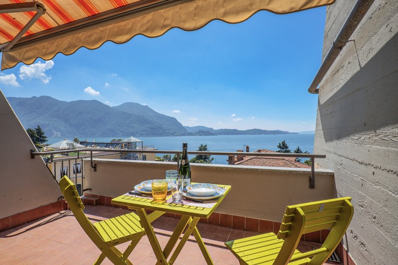 Ca. 10 m² großer teilüberdachter Balkon mit Sonnenmarkise und herrlicher Sicht auf den See und die Berge