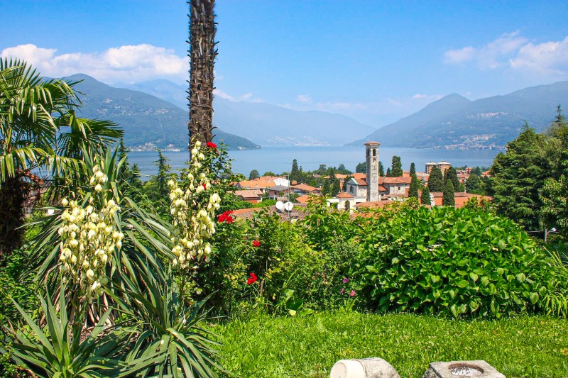 Ca. 600 m² großes Grundstück (teilweise Hanglage) inkl. ca. 150 m² Garten mit fantastischer Panoramasicht auf die Dächer von Germignaga, den See und die Berge bis hin zu den Schweizer Alpen