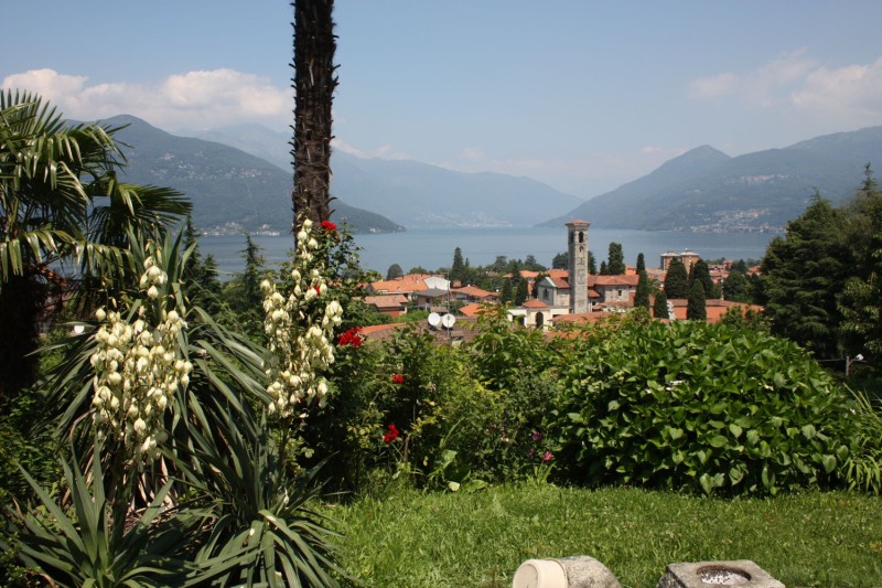 Ca. 600 m² großes Grundstück (teilweise Hanglage) inkl. ca. 150 m² Garten mit fantastischer Panoramasicht auf die Dächer von Germignaga, den See und die Berge bis hin zu den Schweizer Alpen
