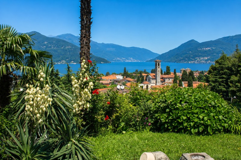 Ca. 600 m² großes Grundstück (teilweise Hanglage) inkl. ca. 150 m² Garten mit fantastischer Panoramasicht auf die Dächer von Germignaga, den See und die Berge bis hin zu den Schweizer Alpen