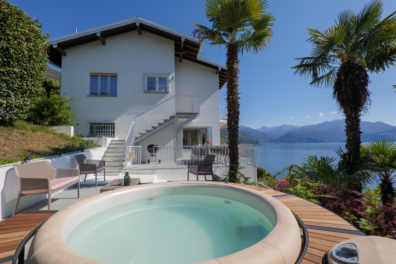 Ca. 55 m² große Terrasse mit Whirlpool für bis zu 6 Personen 