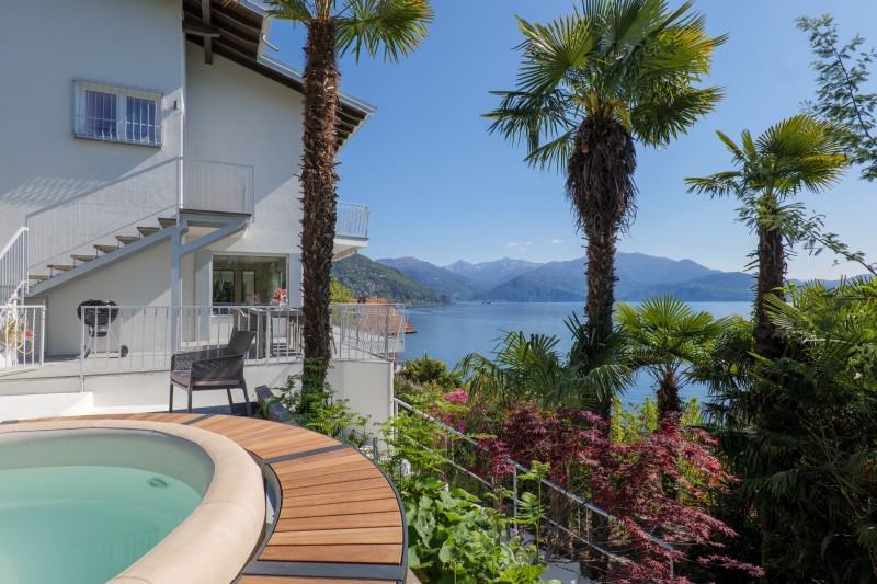 Ca. 55 m² große Terrasse mit Whirlpool für bis zu 6 Personen 